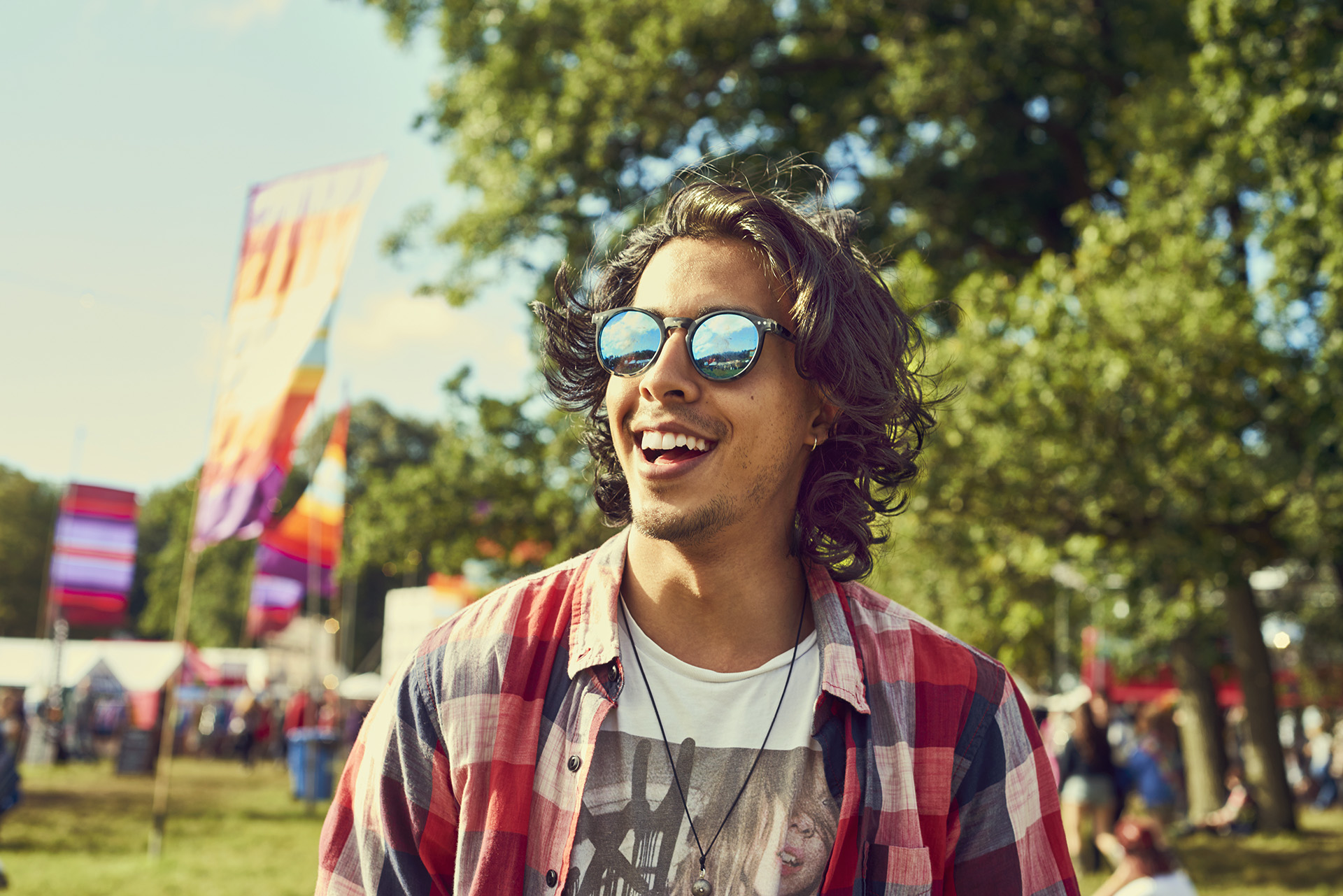 Mann bei einem Festival